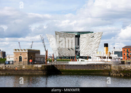 Vue du Titanic Quarter à Belfast (Irlande du Nord, y compris le musée Titanic Belfast, récemment nommé le leader mondial de l'Attraction Touristique Banque D'Images