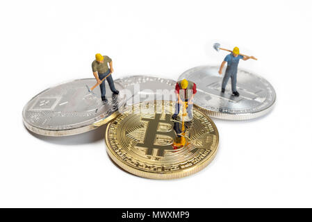 Les travailleurs de l'exploitation minière diverses Cryptocurrencies Miniature sur une surface blanche Banque D'Images