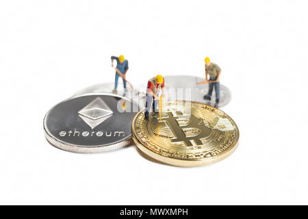 Les travailleurs de l'exploitation minière diverses Cryptocurrencies Miniature sur une surface blanche Banque D'Images