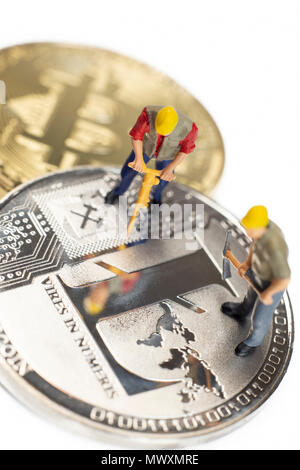 Les travailleurs de l'exploitation minière Litecoin Miniature sur une surface blanche Banque D'Images