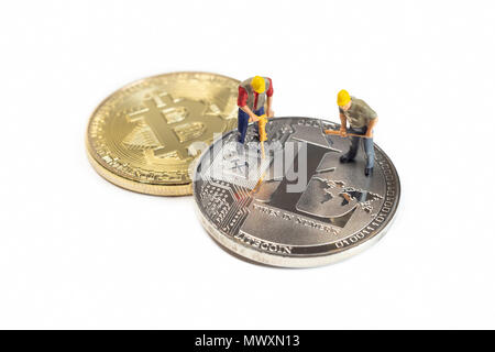 Les travailleurs de l'exploitation minière Litecoin Miniature sur une surface blanche Banque D'Images
