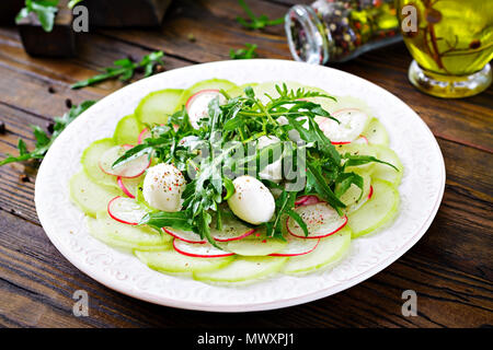 Carpaccio de radis à la roquette, mozzarella et sauce. Alimentation saine. Salade de Daikon Banque D'Images