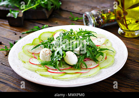 Carpaccio de radis à la roquette, mozzarella et sauce. Alimentation saine. Salade de Daikon Banque D'Images