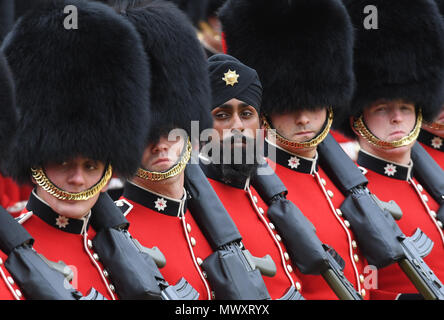 Un membre de la Sikh Coldstream Guards portant un turban qu'il prend part à l'examen du Colonel, la répétition générale pour la parade la couleur, l'imprimeur de la parade d'anniversaire annuel, au centre de Londres. Banque D'Images