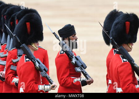 Un membre de la Sikh Coldstream Guards portant un turban qu'il prend part à l'examen du Colonel, la répétition générale pour la parade la couleur, l'imprimeur de la parade d'anniversaire annuel, au centre de Londres. Banque D'Images