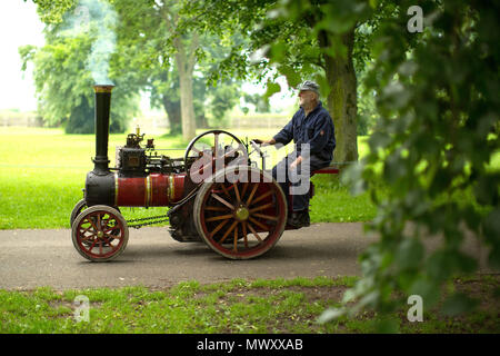 Un homme conduit sa machine à vapeur dans une voie à l'Himley Hall vintage fair à Dudley, West Midlands. Banque D'Images