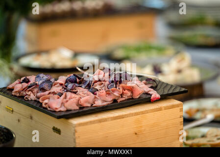 Des collations de viande sur la table du buffet Banque D'Images