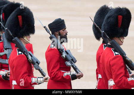 Un membre de la Sikh Coldstream Guards portant un turban qu'il prend part à l'examen du Colonel, la répétition générale pour la parade la couleur, l'imprimeur de la parade d'anniversaire annuel, au centre de Londres. Banque D'Images