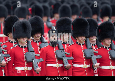 Un membre de la Sikh Coldstream Guards portant un turban qu'il prend part à l'examen du Colonel, la répétition générale pour la parade la couleur, l'imprimeur de la parade d'anniversaire annuel, au centre de Londres. Banque D'Images