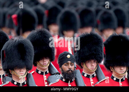 Un membre de la Sikh Coldstream Guards portant un turban qu'il prend part à l'examen du Colonel, la répétition générale pour la parade la couleur, l'imprimeur de la parade d'anniversaire annuel, au centre de Londres. Banque D'Images