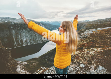 Jeune femme heureuse main levée en montagne aventure voyage voyage de vie de l'antenne paysage Vacances Lac de succès les émotions de bien-être Banque D'Images