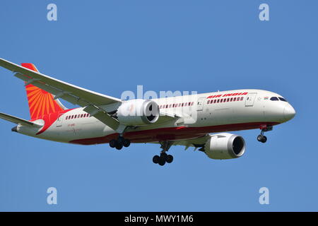 Boeing 787 Dreamliner d'Air India ANQ-VT à l'atterrissage à l'aéroport Heathrow de Londres, UK Banque D'Images