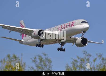 Qatar Airways Airbus A350-900 A7-ALY l'atterrissage à l'aéroport Heathrow de Londres, UK Banque D'Images