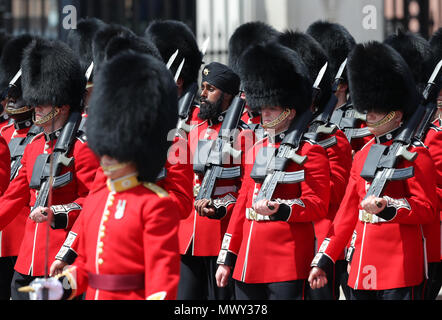 Un membre de la Sikh Coldstream Guards portant un turban qu'il prend part à l'examen du Colonel, la répétition générale de la parade la couleur, l'imprimeur de la parade d'anniversaire annuel, a lieu dans le centre de Londres. Banque D'Images