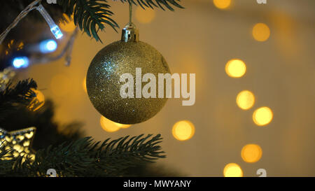 Arbre de Noël décoré avec des boules colorées. Noël et Nouvel An chambre intérieure décorée avec Nouvel An des arbres. Banque D'Images