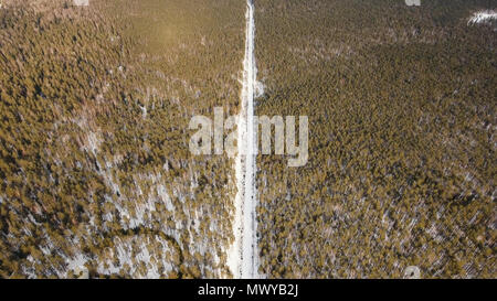 La route d'hiver dans la forêt. Vue aérienne d'une forêt d'hiver. Snowy tree branch dans une vue de la forêt d'hiver. Paysage d'hiver, la forêt, les arbres couverts de givre, de neige. Banque D'Images