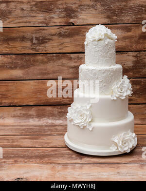 Niveau 4 gâteau de mariage blanc Banque D'Images