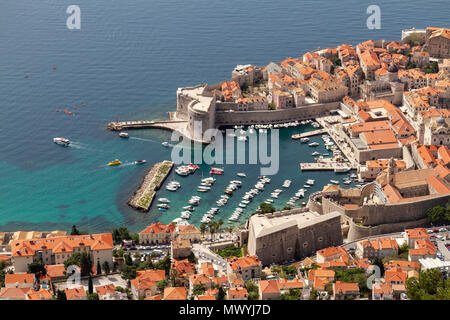 Vue depuis le mont Srd du Port de la vieille ville à la vieille ville de Dubrovnik, Croatie. Banque D'Images