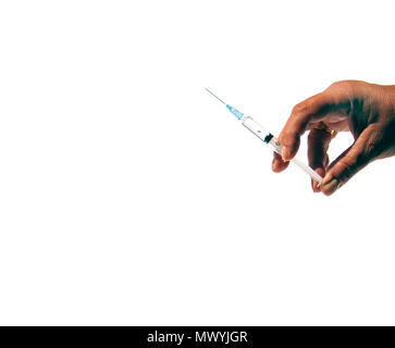 Main isolé avec seringue avec chute en tirant en l'air. Beaucoup de copyspace Banque D'Images