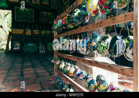 L'INDONÉSIE, Bali, Ubud, village d'artistes, peinture sur oeuf en bois Banque D'Images