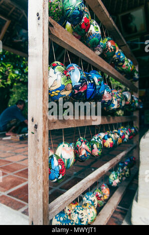 L'INDONÉSIE, Bali, Ubud, village d'artistes, peinture sur oeuf en bois Banque D'Images