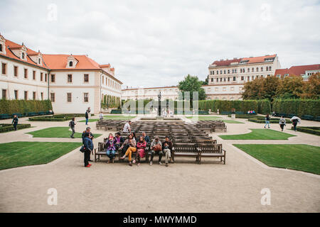 Prague, le 18 septembre 2017 : les touristes visiter le célèbre jardin Valdstejn dans la ville. Certains d'entre eux reposent sur des bancs. Une attraction touristique populaire et un lieu de détente pour les sections locales Banque D'Images