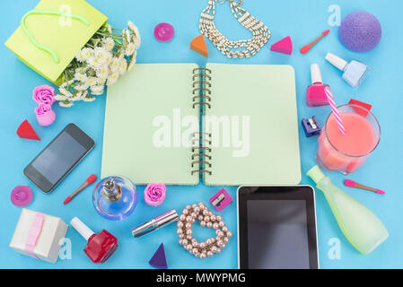 Arrière-plan de fête poster boîte-cadeau avec un noeud de satin fleurs bijoux de perle ordinateur portable smartphone tablette rouge à lèvres cosmétique ongle parfum cockt Banque D'Images