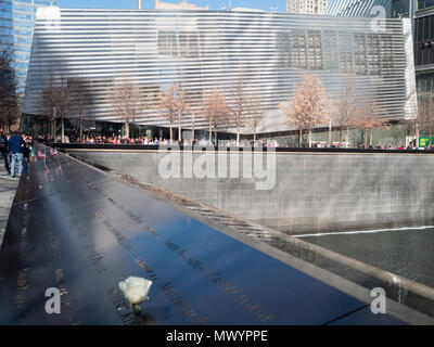 Bâtiment Du Musée du 11 septembre avec la piscine du Sud Memorial en premier plan Banque D'Images