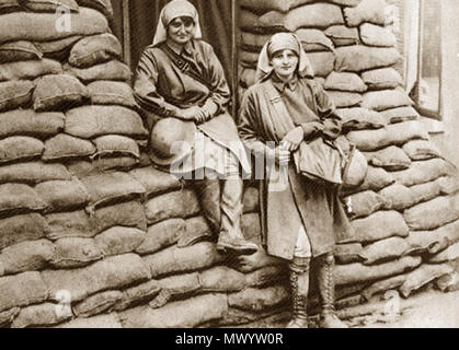 . Anglais : Elsie Knocker et Mairi Chisholm en dehors de leur poste de secours avancé, Pervyse . 27 avril 1917. L'Illustrated War News 127 Chisknock cave extérieur Banque D'Images