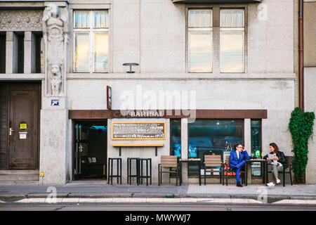 Prague, le 18 septembre 2017 : Rue Ville cafe. Un homme avec une femme à la table de parler et de commander de la nourriture. La réunion de personnes. Banque D'Images