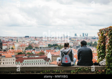 Prague, le 18 septembre 2017 : jeune couple amoureux ou amis sont assis et admirer la belle architecture de la ville sur le mur sur la plate-forme panoramique Banque D'Images