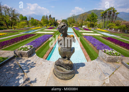 Jardins en terrasse dans le jardin botanique de Villa Taranto à Pallanza, Verbania, Italie. Banque D'Images