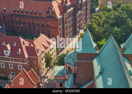 Wroclaw Vue aérienne de la tour nord de la cathédrale de Saint Jean Baptiste sur l'Oder et de l'ancien centre de Wroclaw Banque D'Images