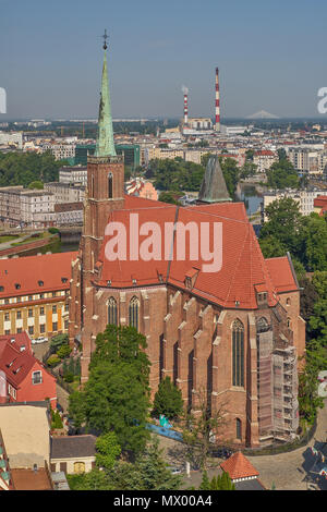 Wroclaw Vue aérienne de la tour nord de la cathédrale de Saint Jean Baptiste sur l'Oder et de l'ancien centre de Wroclaw Banque D'Images