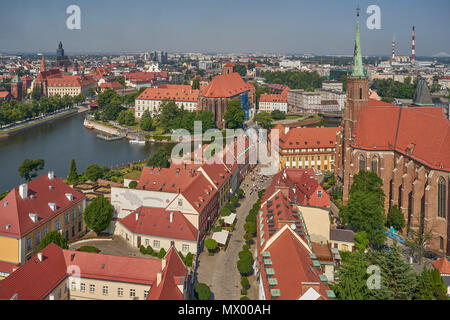 Wroclaw Vue aérienne de la tour nord de la cathédrale de Saint Jean Baptiste sur l'Oder et de l'ancien centre de Wroclaw Banque D'Images