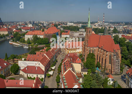 Wroclaw Vue aérienne de la tour nord de la cathédrale de Saint Jean Baptiste sur l'Oder et de l'ancien centre de Wroclaw Banque D'Images