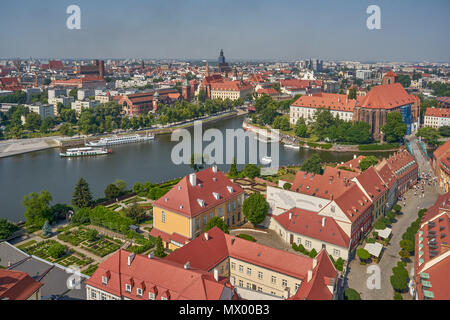 Wroclaw Vue aérienne de la tour nord de la cathédrale de Saint Jean Baptiste sur l'Oder et de l'ancien centre de Wroclaw Banque D'Images