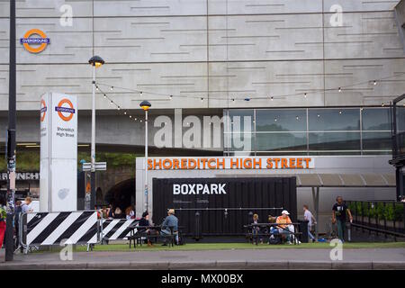 Boxpark Shoreditch high street et Shoredtich montrant le panneau de l'Overground station Banque D'Images