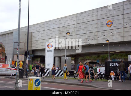 Boxpark Shoreditch high street et Shoredtich montrant le panneau de l'Overground station Banque D'Images