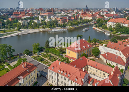 Wroclaw Vue aérienne de la tour nord de la cathédrale de Saint Jean Baptiste sur l'Oder et de l'ancien centre de Wroclaw Banque D'Images