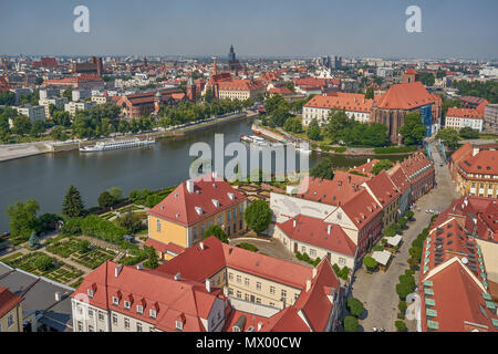 Wroclaw Vue aérienne de la tour nord de la cathédrale de Saint Jean Baptiste sur l'Oder et de l'ancien centre de Wroclaw Banque D'Images