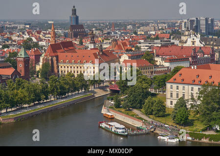 Wroclaw Vue aérienne de la tour nord de la cathédrale de Saint Jean Baptiste sur l'Oder et de l'ancien centre de Wroclaw Banque D'Images