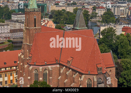 Wroclaw Vue aérienne de la tour nord de la cathédrale de Saint Jean Baptiste sur l'Oder et de l'ancien centre de Wroclaw Banque D'Images