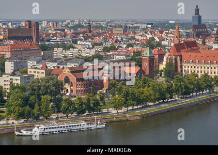 Wroclaw Vue aérienne de la tour nord de la cathédrale de Saint Jean Baptiste sur l'Oder et de l'ancien centre de Wroclaw Banque D'Images