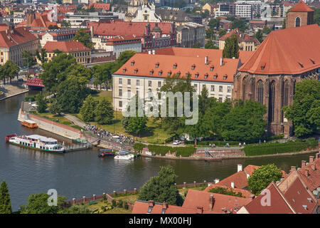 Wroclaw Vue aérienne de la tour nord de la cathédrale de Saint Jean Baptiste sur l'Oder et de l'ancien centre de Wroclaw Banque D'Images