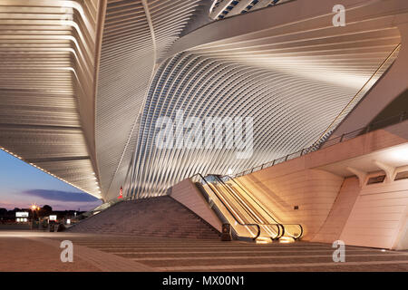 Escaliers mécaniques à l'avant de Liège Guillemins gare qui donnent accès à des plates-formes. Architecte : Santiago Calatrava Banque D'Images