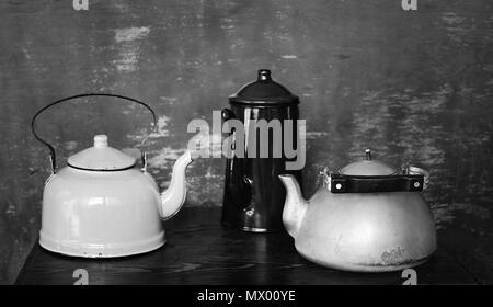 Deux vintage bouilloires et pot de café. Le noir et blanc Banque D'Images