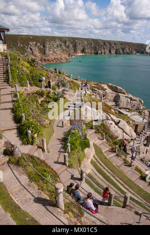 Vue de l'open air Minack Theatre, taillées dans les falaises par Rowena Cade avec l'aide de son jardinier, en Angleterre Cornwall Porthcurno UK. Banque D'Images