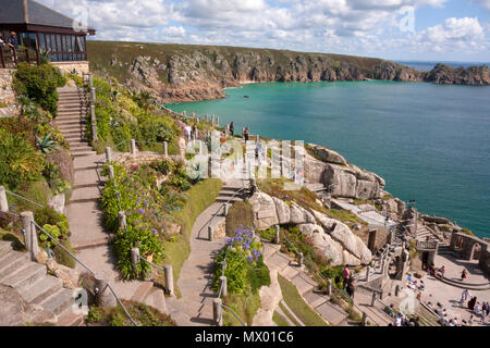 Vue de l'open air Minack Theatre, taillées dans les falaises par Rowena Cade avec l'aide de son jardinier, en Angleterre Cornwall Porthcurno UK. Banque D'Images