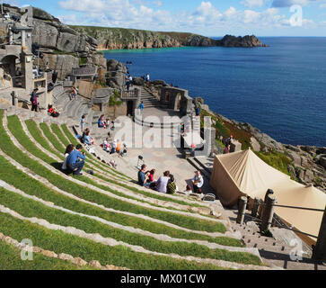 Vue de l'open air Minack Theatre, taillées dans les falaises par Rowena Cade avec l'aide de son jardinier, en Angleterre Cornwall Porthcurno UK. Banque D'Images